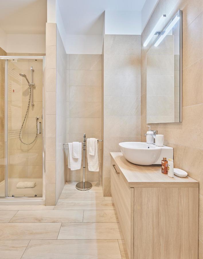 Monviso Modern - Exclusive Apartment Milan Bagian luar foto